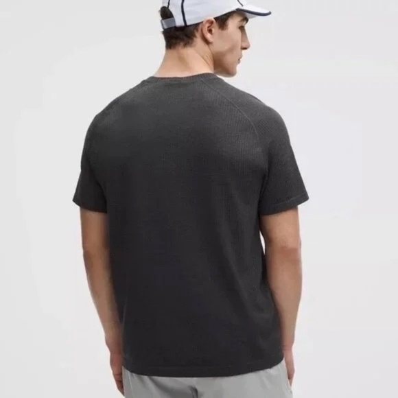 LULULEMON MEN'S METAL VENT TECH MIDWEIGHT HALF ZIP - GRAPHITE GRAY/BLACK - Picture 4 of 7